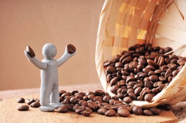 Kahve çekirdekleri tutan hamuru adam 