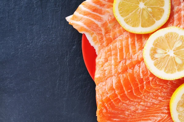 Lachsfilet mit Zitronenscheiben — Stockfoto