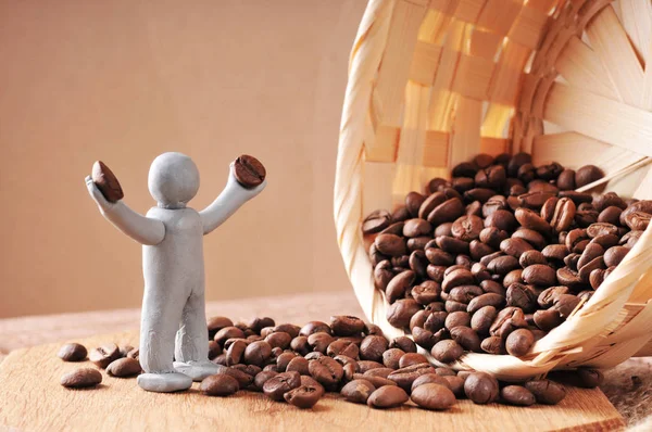 Kahve çekirdekleri tutan hamuru adam 