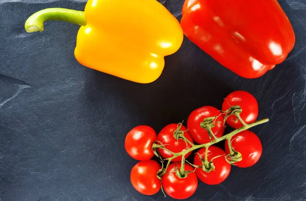 Pomidory na gałęzi z papryką — Zdjęcie stockowe