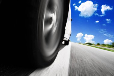 Karayolu üzerinde hızlı spor araç