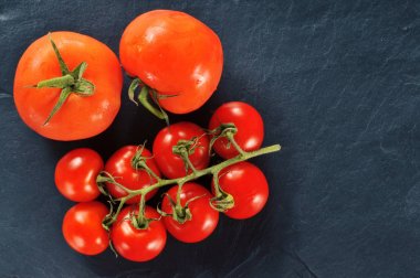 Karanlık bir taze kırmızı domates 