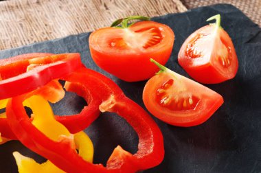 Domates biber halkaları ile dilimlenmiş 