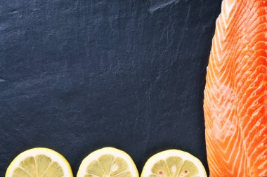 Limon dilimleri ile Somon fileto 