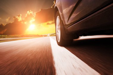 Siyah araba sürüş hızlı bir yolda 