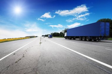 karayolu üzerinde koyu mavi kamyon