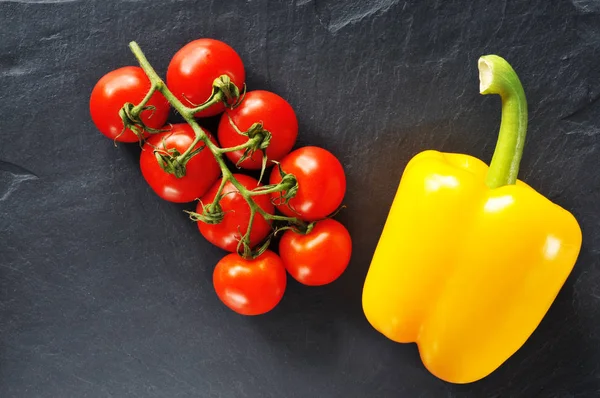 Świeże pomidory z papryka — Zdjęcie stockowe