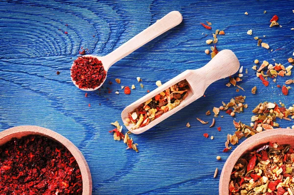 Ovanifrån av olika kryddor i skålar — Stockfoto