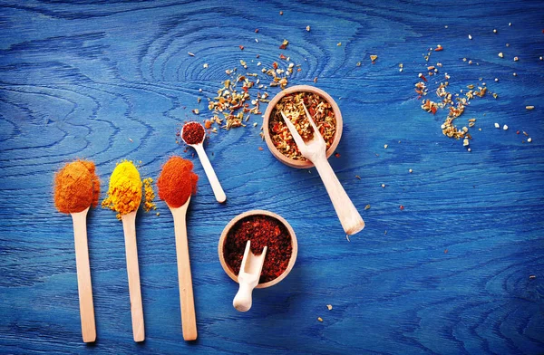 Ovanifrån av olika kryddor i skålar — Stockfoto