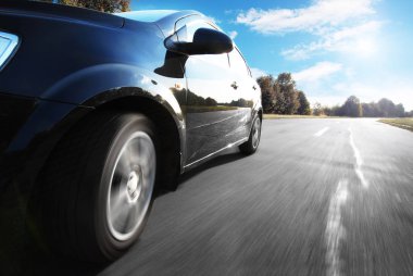 Araba yolda hızlı gidiyor. 