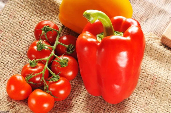 Pomidory na oddział z papryka — Zdjęcie stockowe