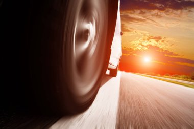 Karayolu üzerinde hızlı spor araç