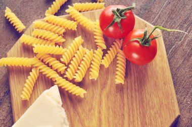 Pişmemiş makarna peynir ve domates ile 