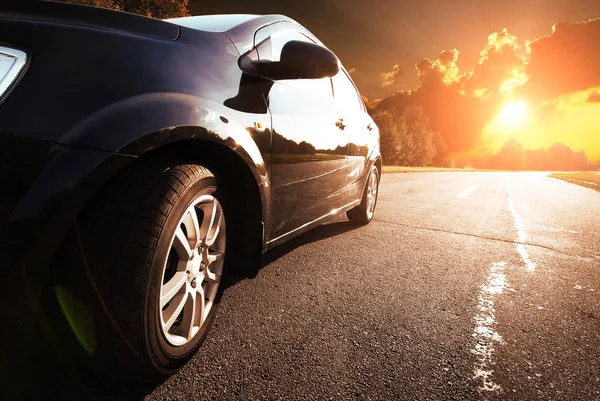 Carro preto em uma estrada — Fotografia de Stock