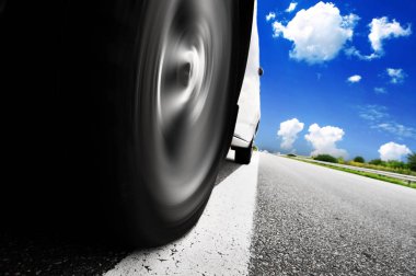 Karayolu üzerinde hızlı spor araç