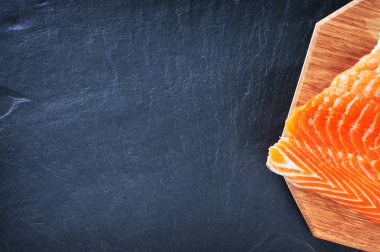 Gemide taze Çiğ somon 