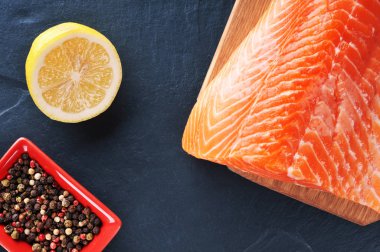 Bir limonlu taze somon fileto 