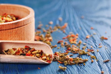 Ahşap kase kaşık karışık baharat 