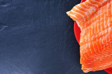 Bir plaka üzerinde Çiğ somon fileto 