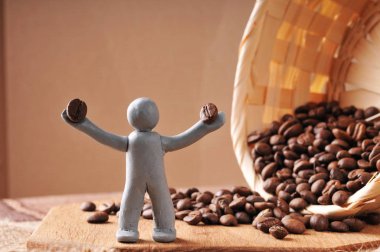 Hamuru adam holding kahve çekirdekleri 