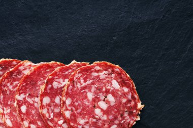 Salam dilimleri üst üste