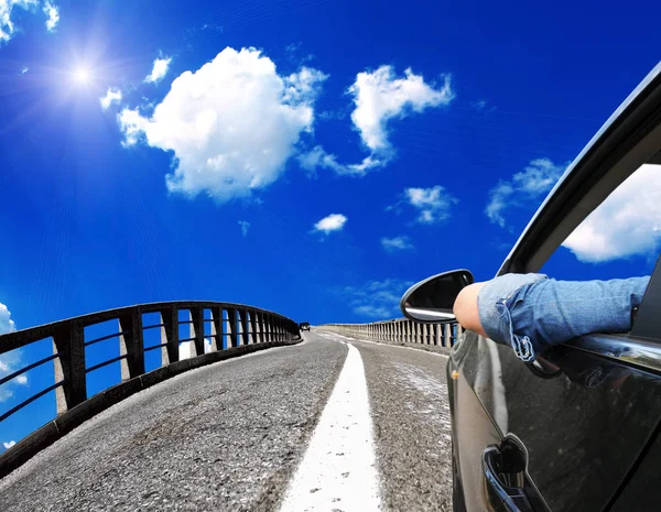 Auto fährt auf Brücke — Stockfoto