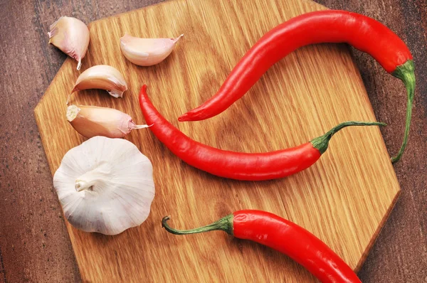 Hot chili peppers z główki czosnku — Zdjęcie stockowe