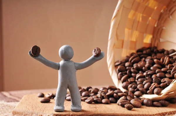 Hamuru adam holding kahve çekirdekleri 