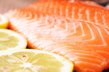 taze somon ve limon dilimleri