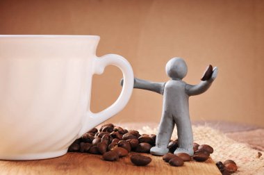 Hamuru adam holding kahve çekirdeği