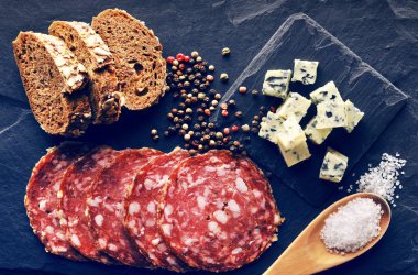 Rokfor dilim ekmek ile