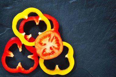 Domates biber halkaları ile 