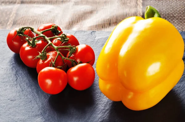 Żółta papryka i pomidory — Zdjęcie stockowe