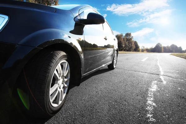 Auto nera su una strada — Foto Stock