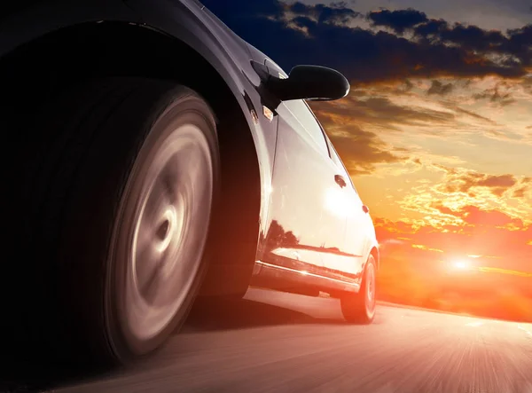 Carro na estrada ao pôr do sol — Fotografia de Stock