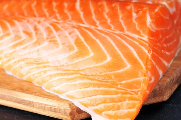 Filete de salmón crudo a bordo — Foto de Stock