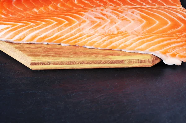 Свежий сырой лосось на борту — стоковое фото