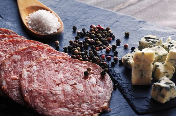 Rodajas de Roquefort con granos de pimienta —  Fotos de Stock