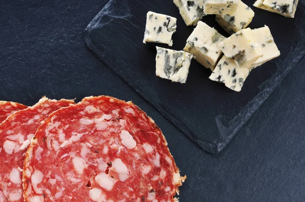 Roquefort skivor med skivad salami — Stockfoto