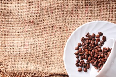 Dökülen kahve çekirdekleri fincan 