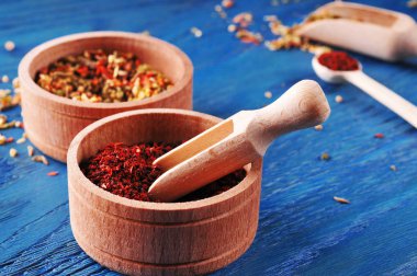 ahşap kase içinde farklı baharatlar 