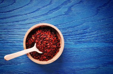 Bir ahşap kase kuru baharat 