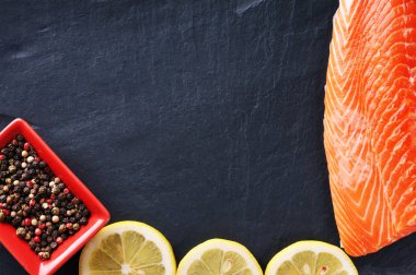 Somon peppercorns ve limon ile 