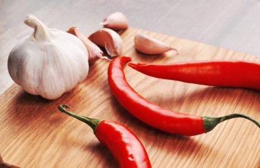 Sıcak biber sarımsak ampul ile