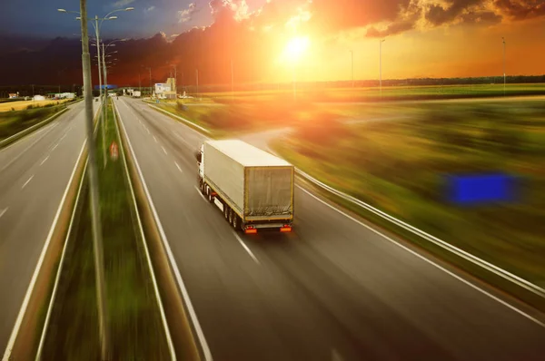 Vrachtwagen rijden snel met de trailer — Stockfoto
