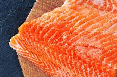 Gemide taze Çiğ somon 