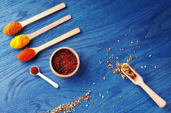 Olika kryddor i trä skål — Stockfoto