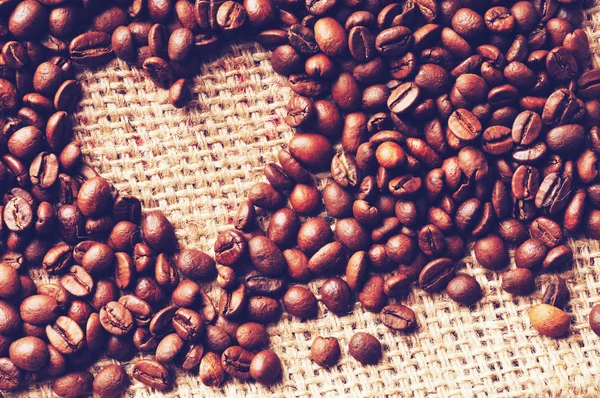 Forme de coeur fabriqué à partir de grains de café — Photo