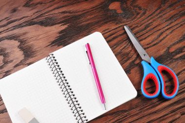 Öğrenci yarıyıl not defteri makas ile kesme