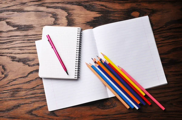 Pera, tužky a notebook — Stock fotografie